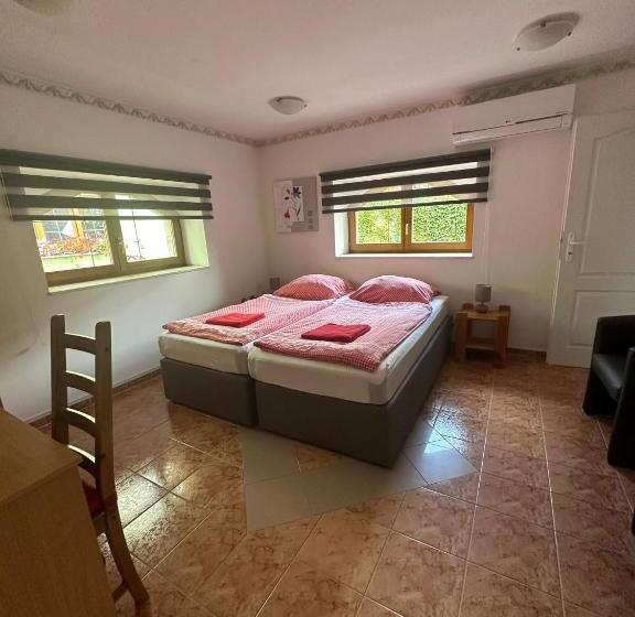 ペンション Penzion Pod Lesem