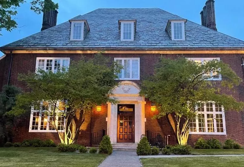 The Argus Hotel & Cocktail Lounge