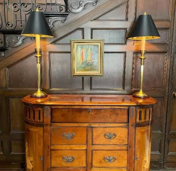 The Argus Hotel & Cocktail Lounge