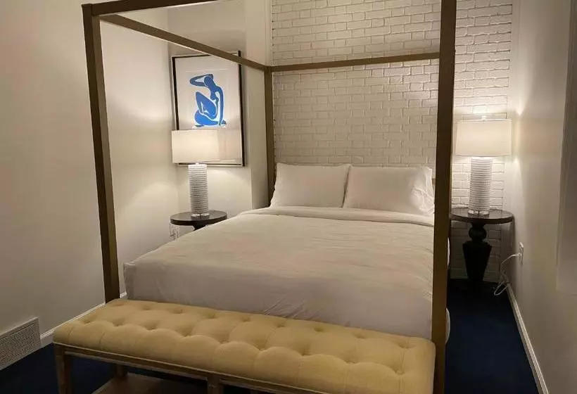 The Argus Hotel & Cocktail Lounge