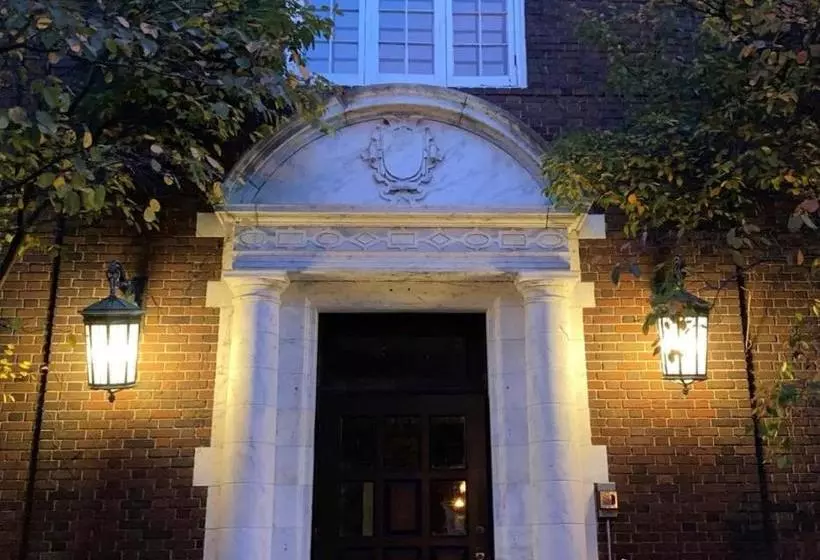 The Argus Hotel & Cocktail Lounge