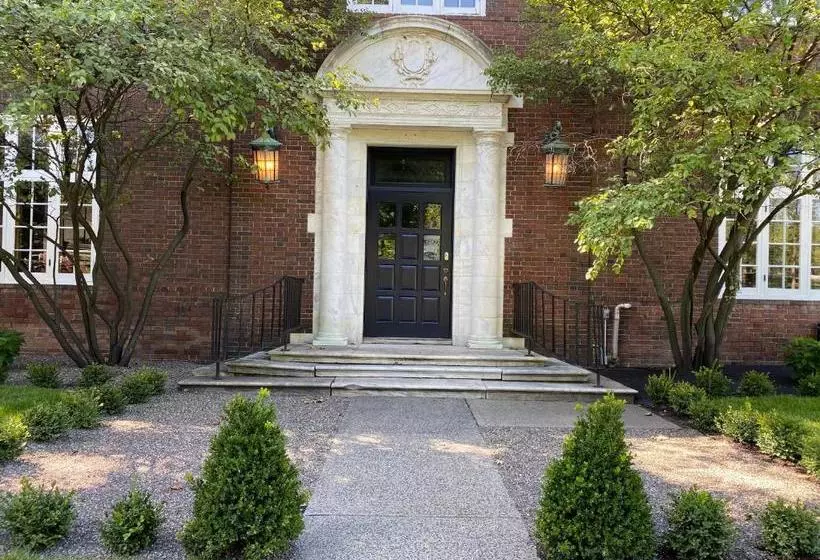 The Argus Hotel & Cocktail Lounge