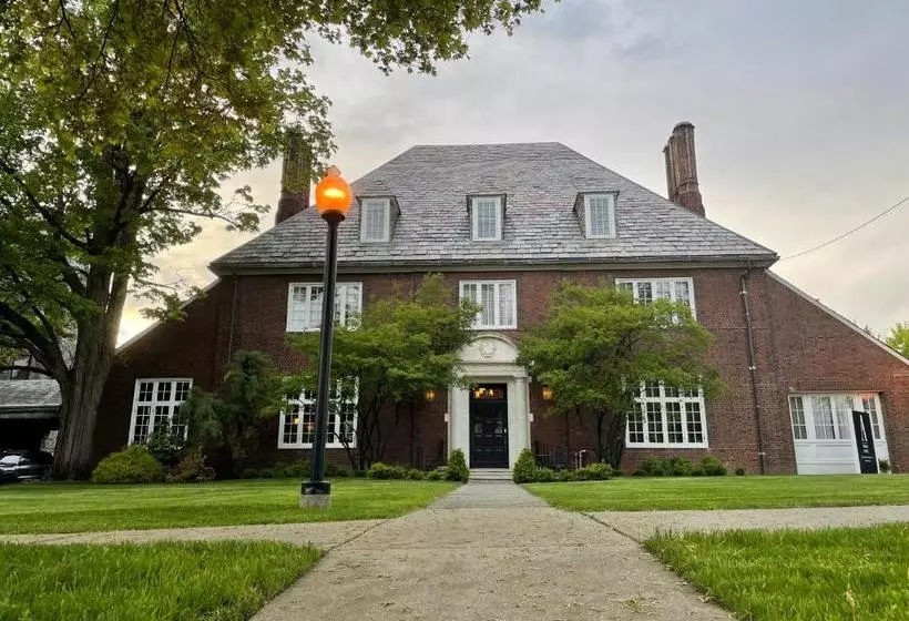 The Argus Hotel & Cocktail Lounge