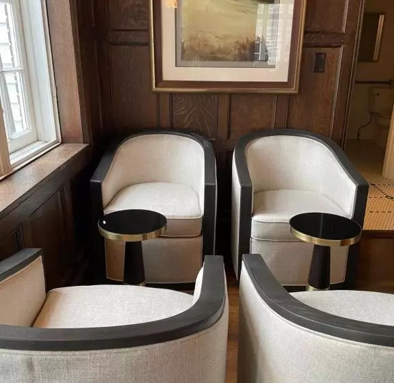 The Argus Hotel & Cocktail Lounge