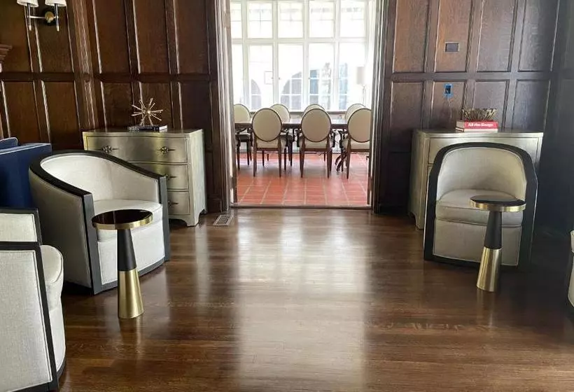 The Argus Hotel & Cocktail Lounge