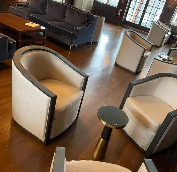 The Argus Hotel & Cocktail Lounge