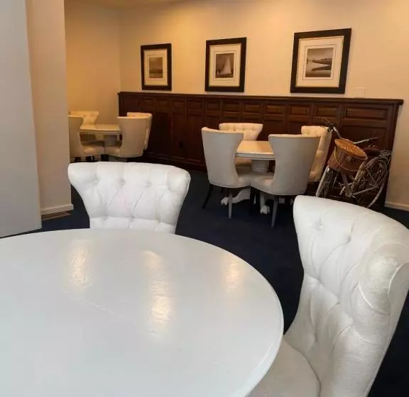 The Argus Hotel & Cocktail Lounge