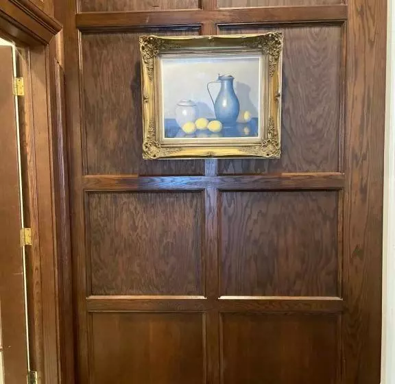 The Argus Hotel & Cocktail Lounge