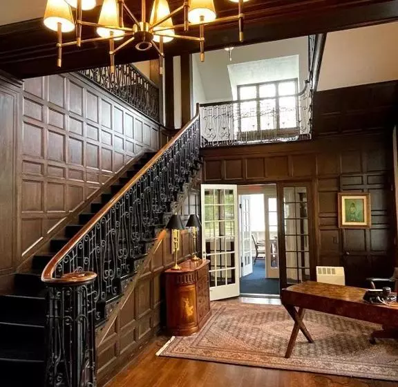 The Argus Hotel & Cocktail Lounge