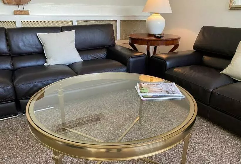 The Argus Hotel & Cocktail Lounge