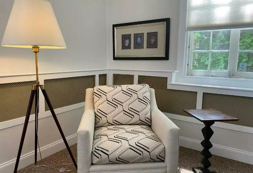 The Argus Hotel & Cocktail Lounge