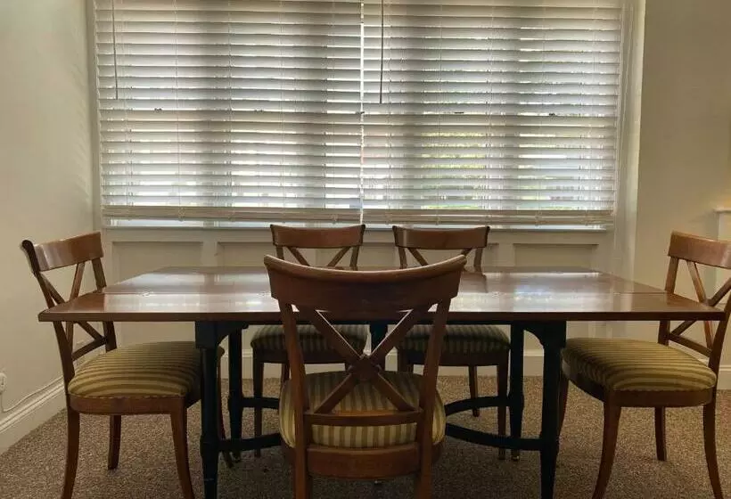 The Argus Hotel & Cocktail Lounge