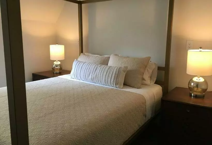 The Argus Hotel & Cocktail Lounge