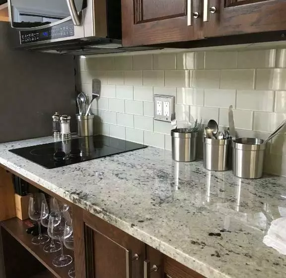 The Argus Hotel & Cocktail Lounge