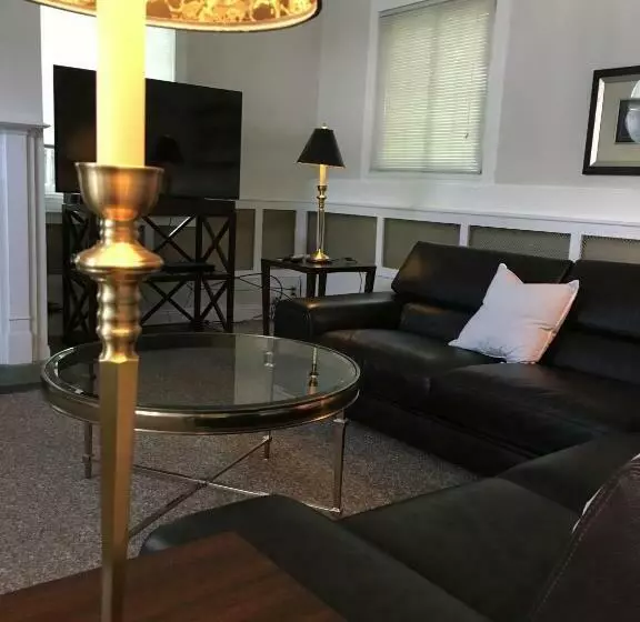 The Argus Hotel & Cocktail Lounge