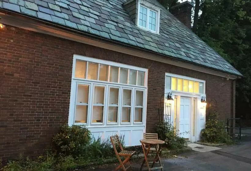 The Argus Hotel & Cocktail Lounge