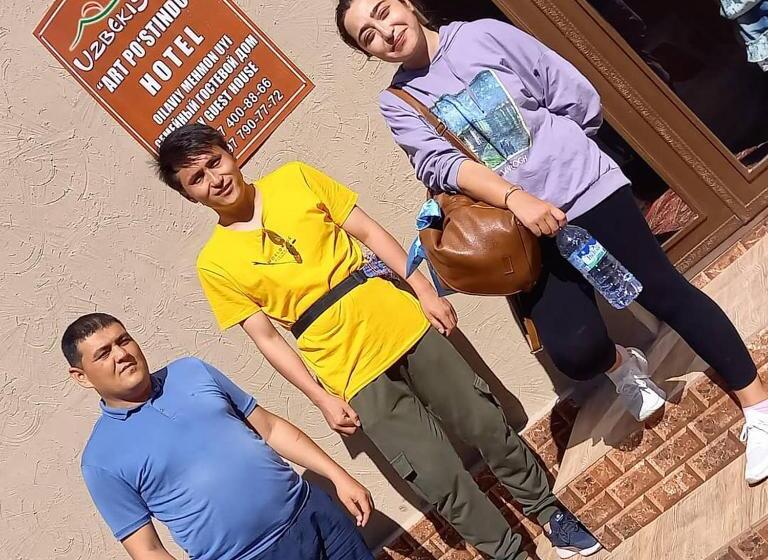 پانسیون Guest House Art Postindoz