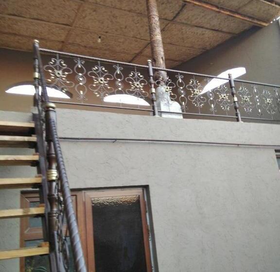 پانسیون Guest House Art Postindoz