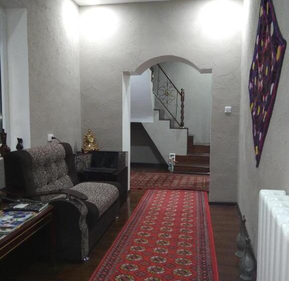 پانسیون Guest House Art Postindoz