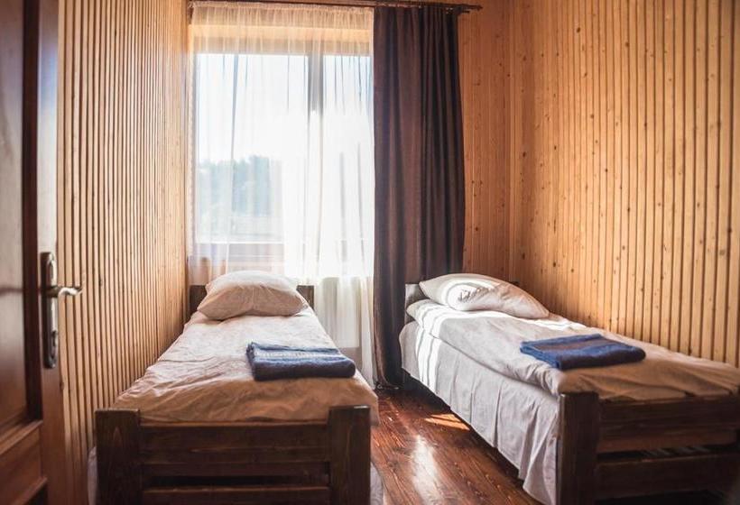 Bed & Breakfast старе подвір я