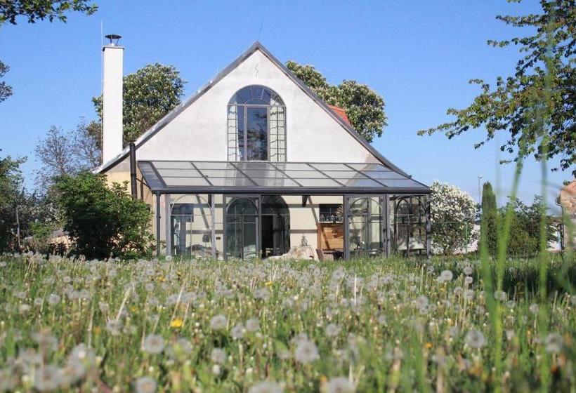 Aamiaismajoitus (B&B) Romantic Cottage