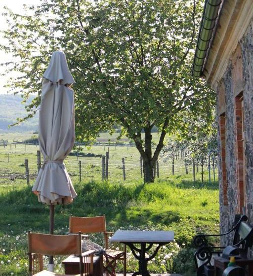 Aamiaismajoitus (B&B) Romantic Cottage