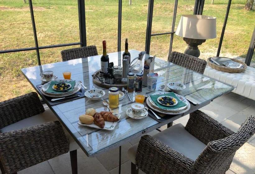 Aamiaismajoitus (B&B) Romantic Cottage