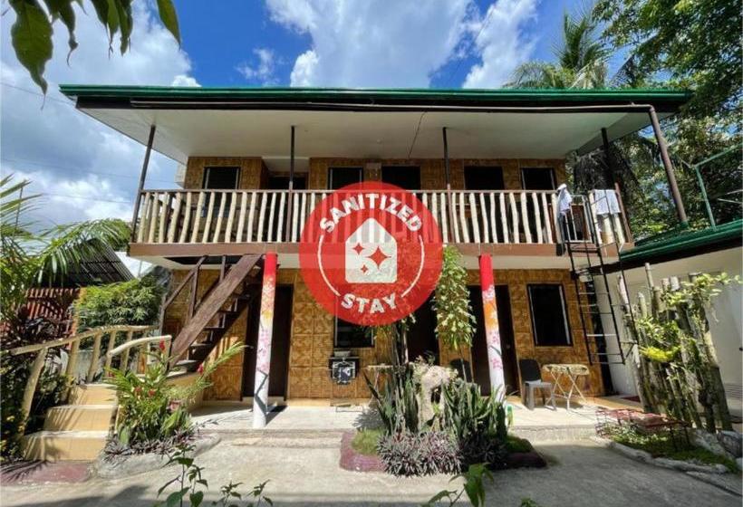 Отель Oyo 796 Southpoint Hostel And Restobar