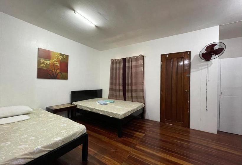 Отель Oyo 796 Southpoint Hostel And Restobar