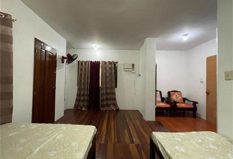 Отель Oyo 796 Southpoint Hostel And Restobar