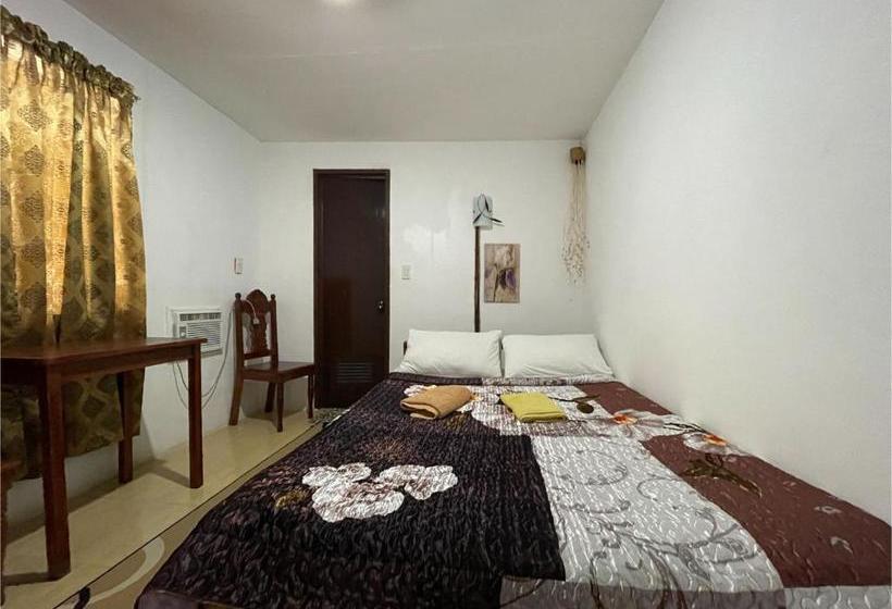 Отель Oyo 796 Southpoint Hostel And Restobar