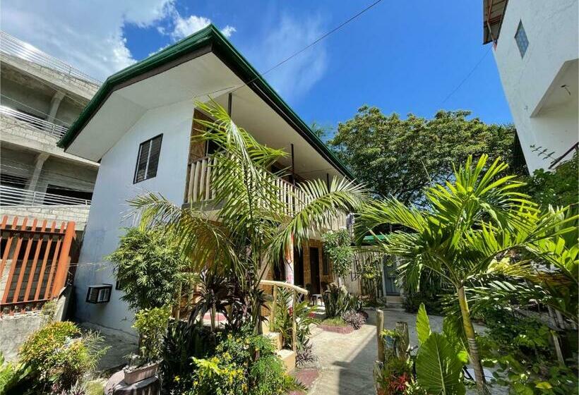 Отель Oyo 796 Southpoint Hostel And Restobar