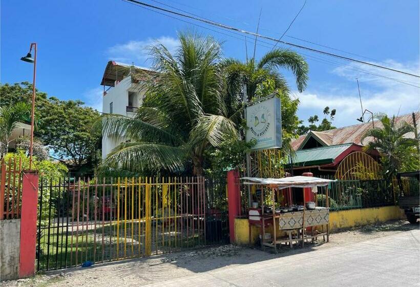 Отель Oyo 796 Southpoint Hostel And Restobar