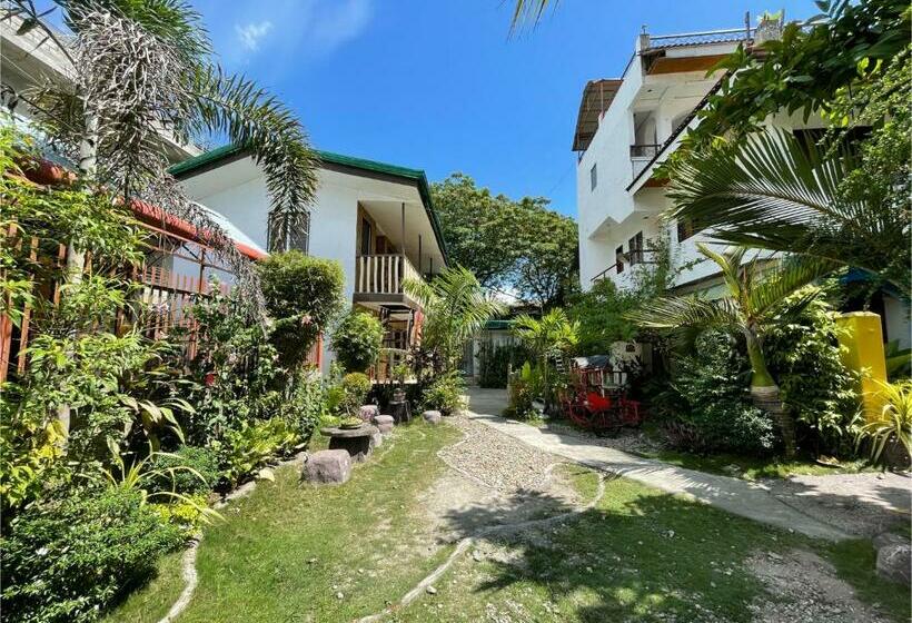 Отель Oyo 796 Southpoint Hostel And Restobar