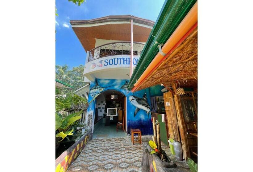 Отель Oyo 796 Southpoint Hostel And Restobar