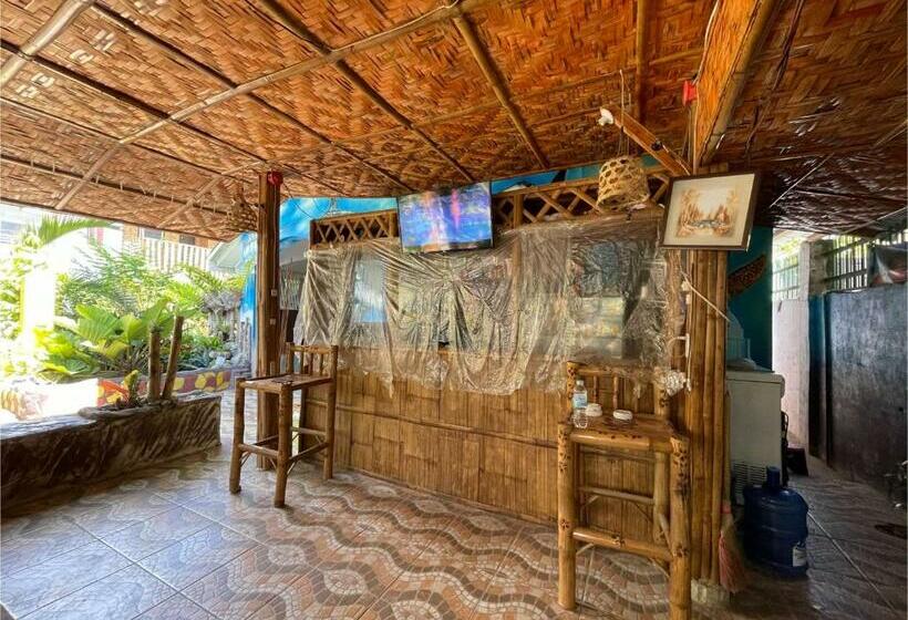 Отель Oyo 796 Southpoint Hostel And Restobar