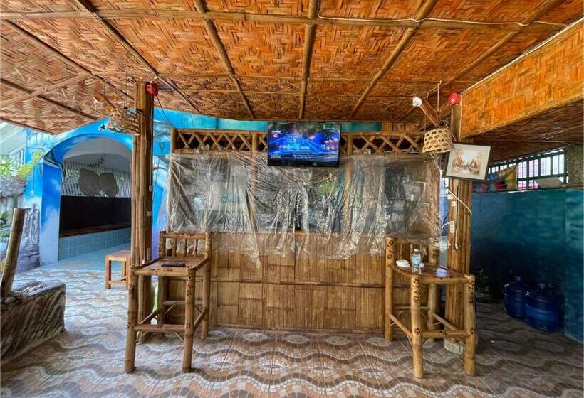 Отель Oyo 796 Southpoint Hostel And Restobar