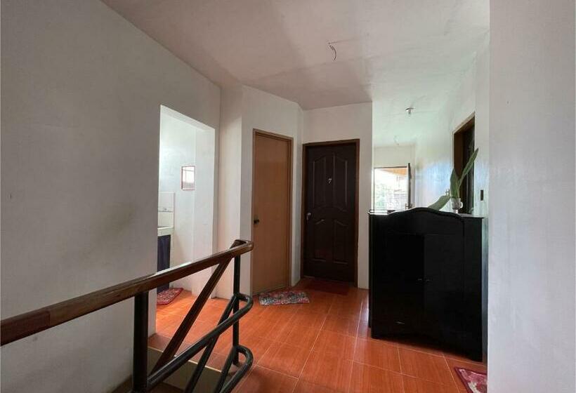 Отель Oyo 796 Southpoint Hostel And Restobar