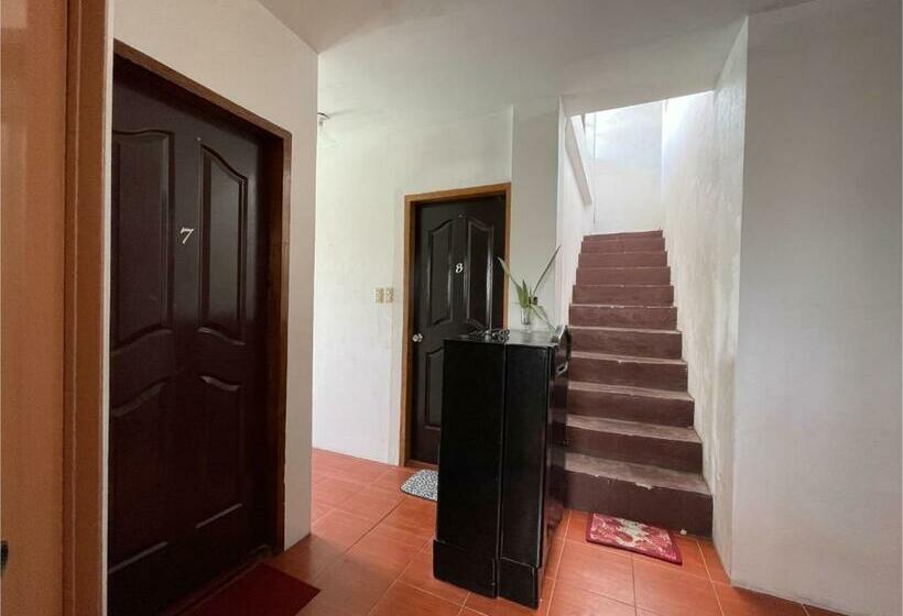 Отель Oyo 796 Southpoint Hostel And Restobar