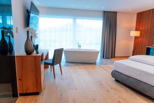 Patrix Hotel, Restaurant, Bar