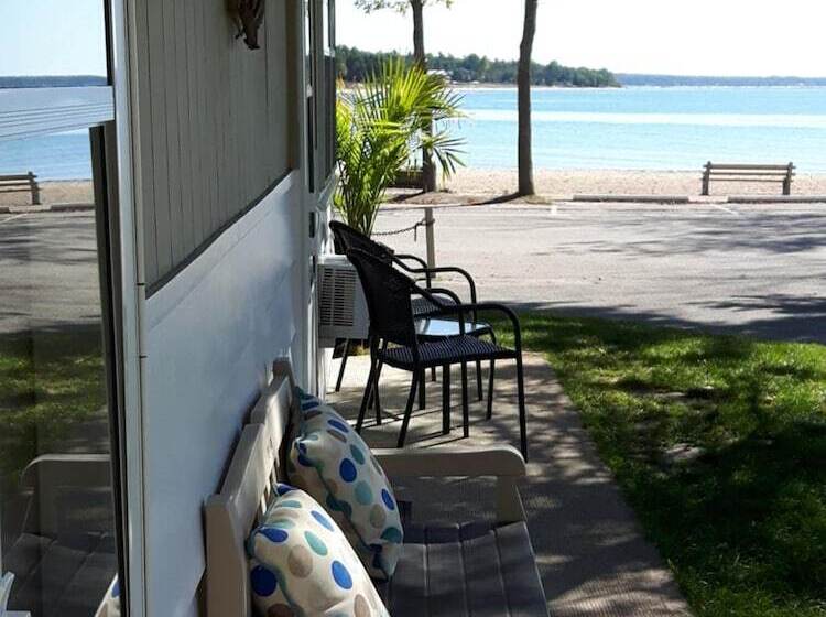 Balm Beach Resort & Motel