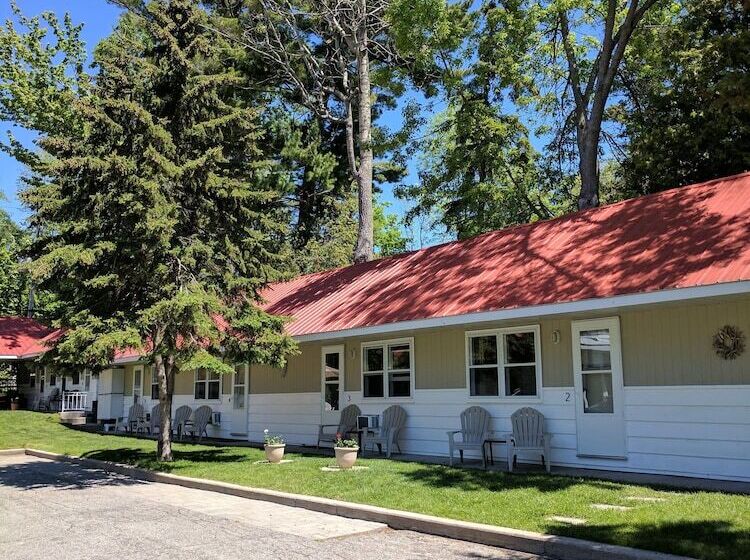 Balm Beach Resort & Motel