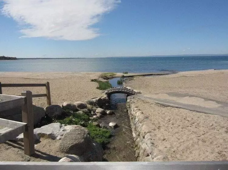 Balm Beach Resort & Motel