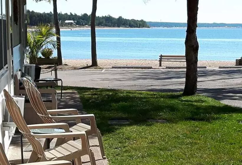 Balm Beach Resort & Motel