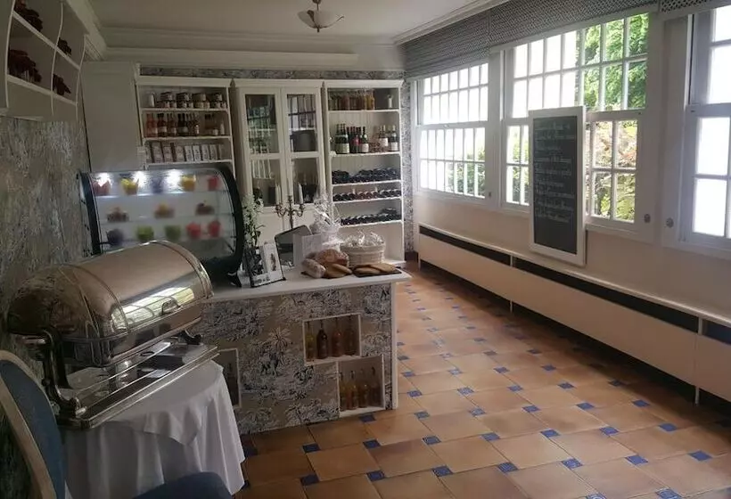 Hotelli Logis   Hôtel & Restaurant Le Gonfalon