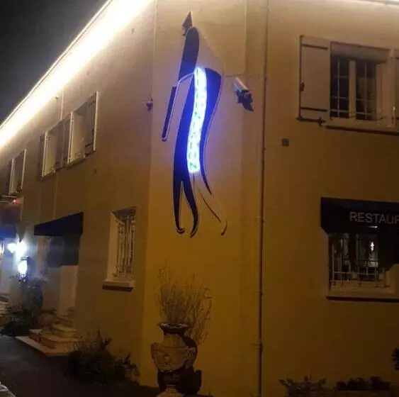 Hotelli Logis   Hôtel & Restaurant Le Gonfalon