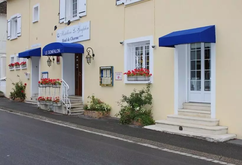 Hotelli Logis   Hôtel & Restaurant Le Gonfalon