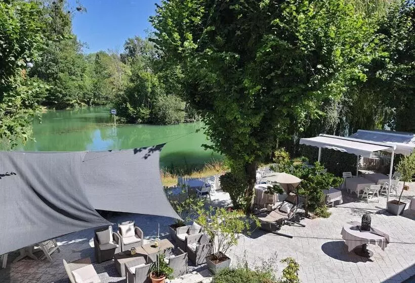 Hotelli Logis   Hôtel & Restaurant Le Gonfalon