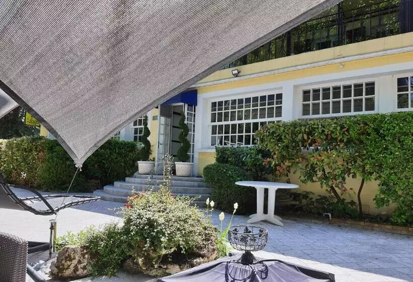 Hotelli Logis   Hôtel & Restaurant Le Gonfalon