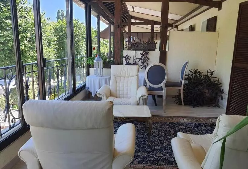 Hotelli Logis   Hôtel & Restaurant Le Gonfalon